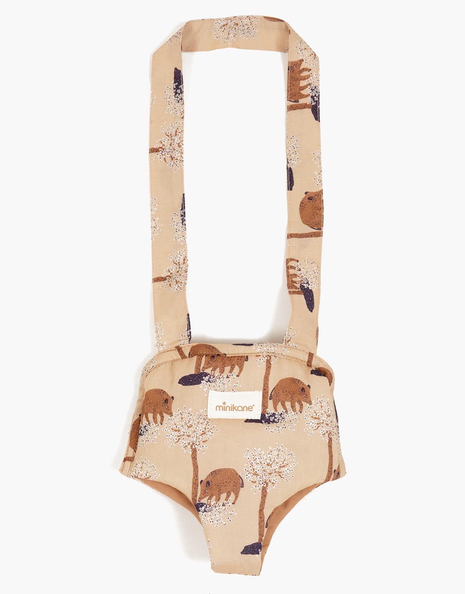 minikane-collection-dressing-vetements-accessoires-meubles-poupees_gordis-34-37cm-porte-poupee-en-coton-marcassins