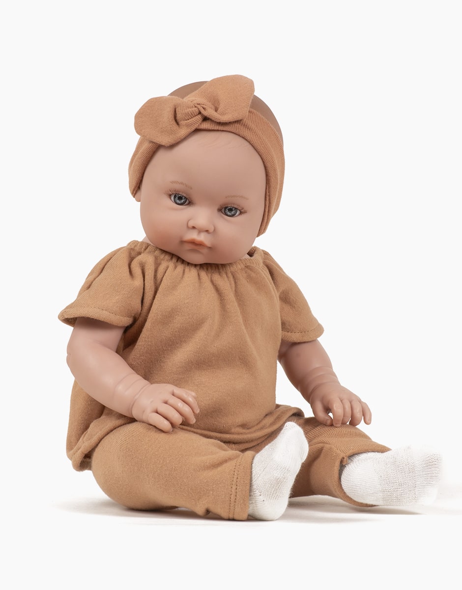 minikane-collection-dressing-vetements-accessoires-poupees-bambinis-47cm-yaelle-habillee-de-son-ensemble-mazarine-en-molleton-eponge-cassonade-assis