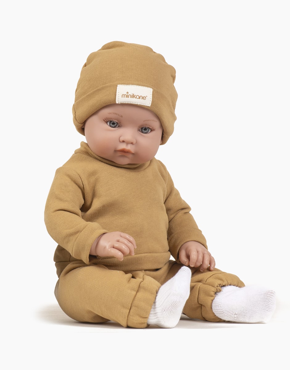 minikane-collection-dressing-vetements-accessoires-poupees-bambinis-47cm-yann-habille-de-son-ensemble-liam-en-molleton-camel-assis