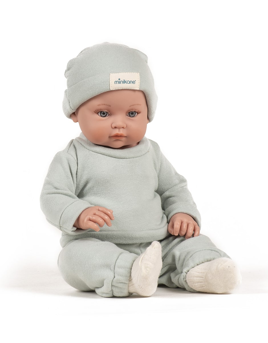 minikane-collection-dressing-vetements-accessoires-poupees-47cm_0000s_0002_bambinis-dors-bien-angelo-et-son-bonnet-en-molleton-the-vert-assis
