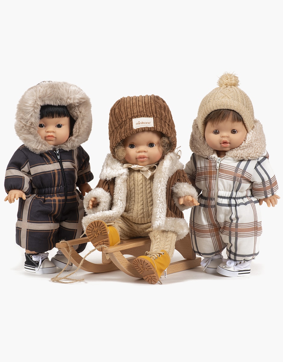 minikane-collection-dressing-vetements-accessoires-meubles-poupees_gordis-34-37cm_trio-ski-gigi-carreaux-chapka-velours-luge