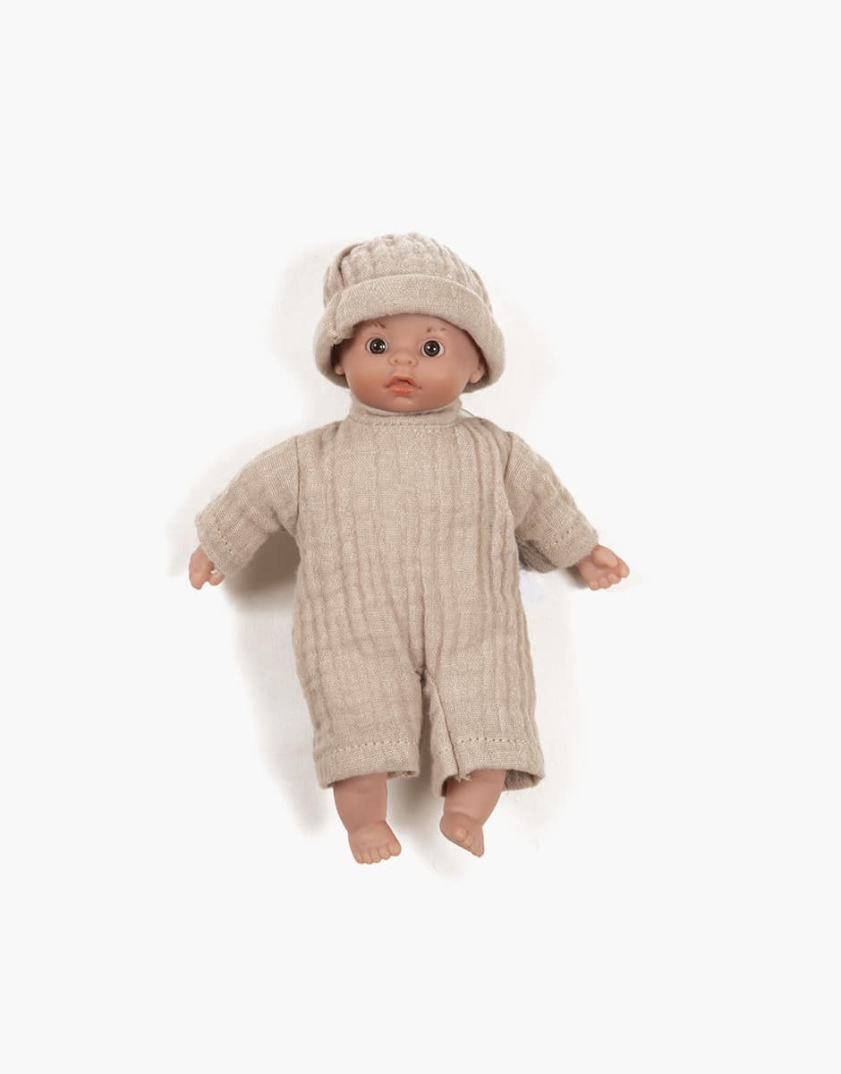 minikane-collection-dressing-vetements-accessoires-meubles-poupees__0003_minis-17cm-teo-en-combinaison-coton-double-gaze