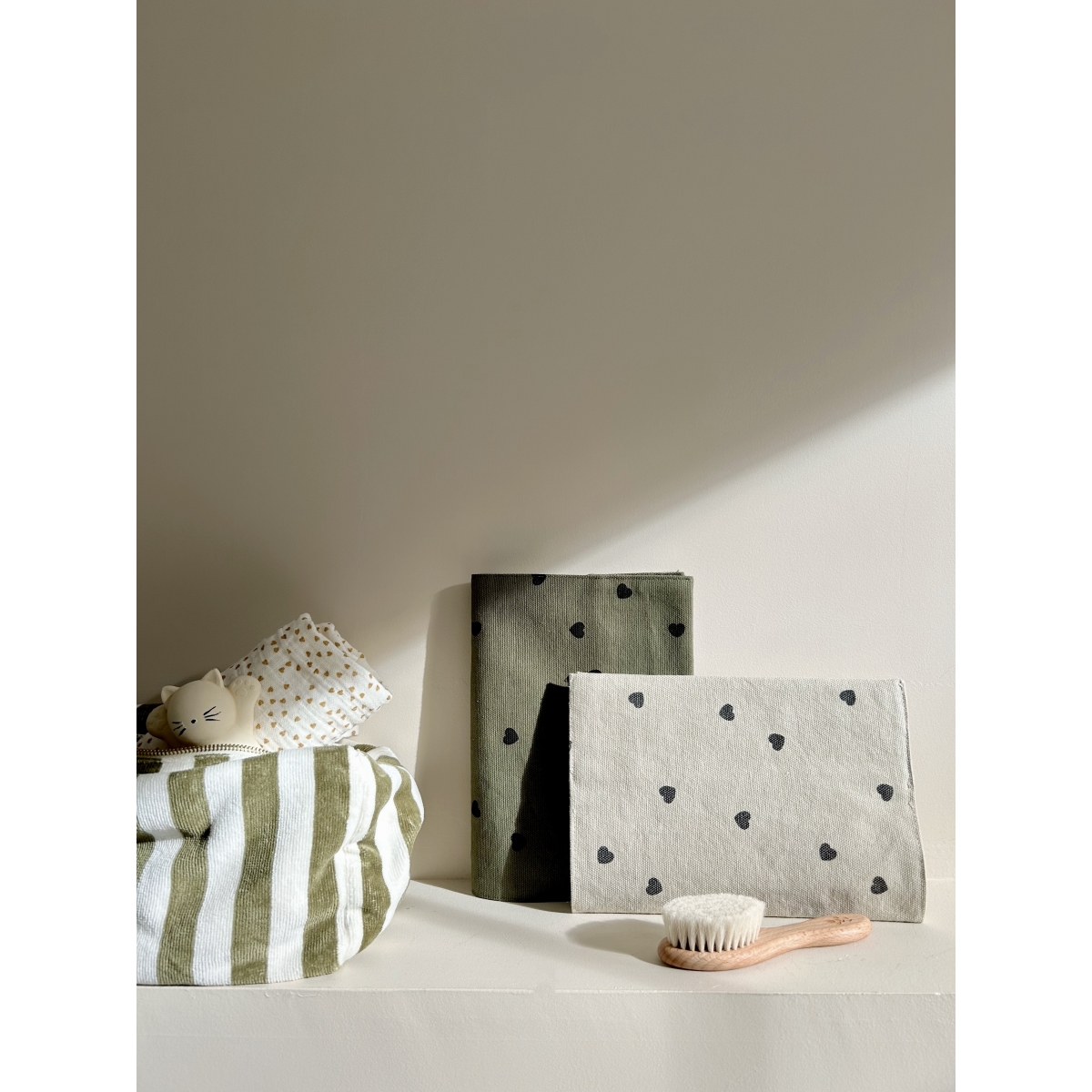 protege-carnet-de-sante-chloe-imprime-coeur-kaki-3