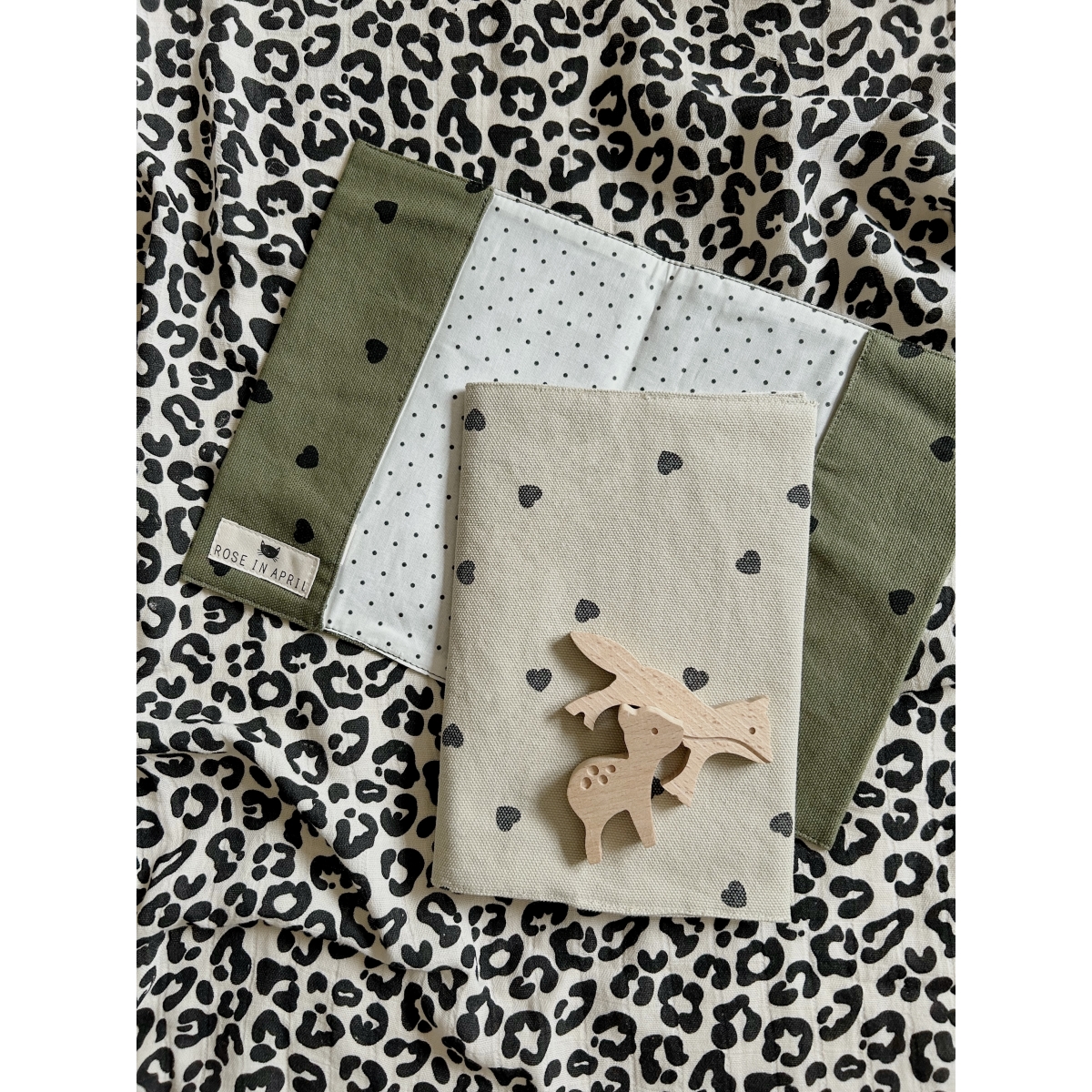 protege-carnet-de-sante-chloe-imprime-coeur-kaki-4