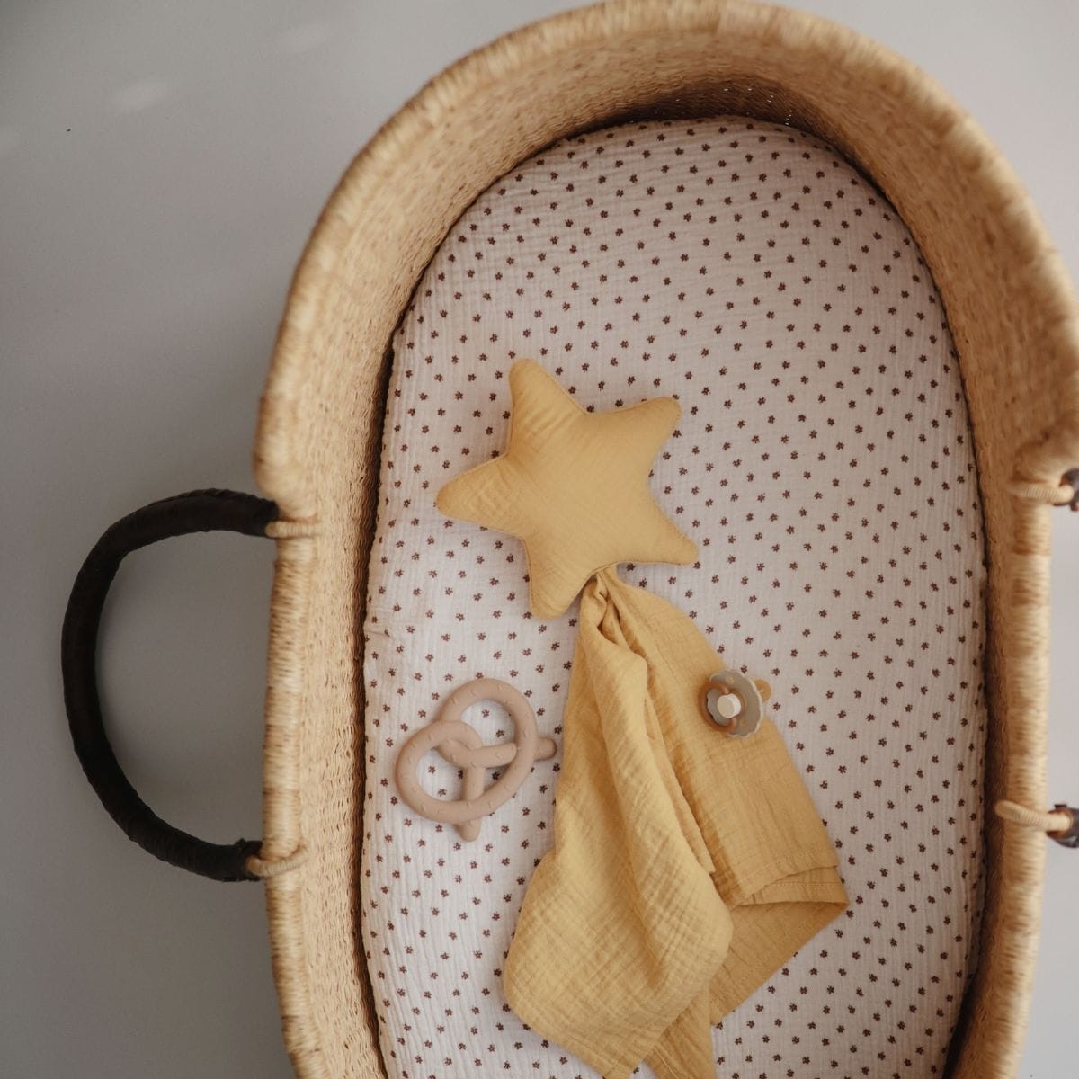 mushie--teether-pretzel--natural (1)