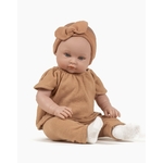 minikane-collection-dressing-vetements-accessoires-poupees-bambinis-47cm-yaelle-habillee-de-son-ensemble-mazarine-en-molleton-eponge-cassonade-assis