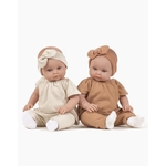 minikane-collection-dressing-vetements-accessoires-poupees-bambinis-47cm-yaelle-habillee-de-son-ensemble-mazarine-en-molleton-eponge-lin-cassonade-duo-assis