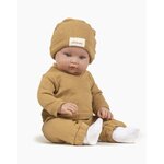 minikane-collection-dressing-vetements-accessoires-poupees-bambinis-47cm-yann-habille-de-son-ensemble-liam-en-molleton-camel-assis