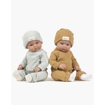 minikane-collection-dressing-vetements-accessoires-poupees-bambinis-47cm-yann-habille-de-son-ensemble-liam-en-molleton-the-vert-camel-duo-assis