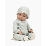 minikane-collection-dressing-vetements-accessoires-poupees-bambinis-47cm-yann-habille-de-son-ensemble-liam-en-molleton-the-vert-assis