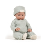 minikane-collection-dressing-vetements-accessoires-poupees-47cm_0000s_0002_bambinis-dors-bien-angelo-et-son-bonnet-en-molleton-the-vert-assis