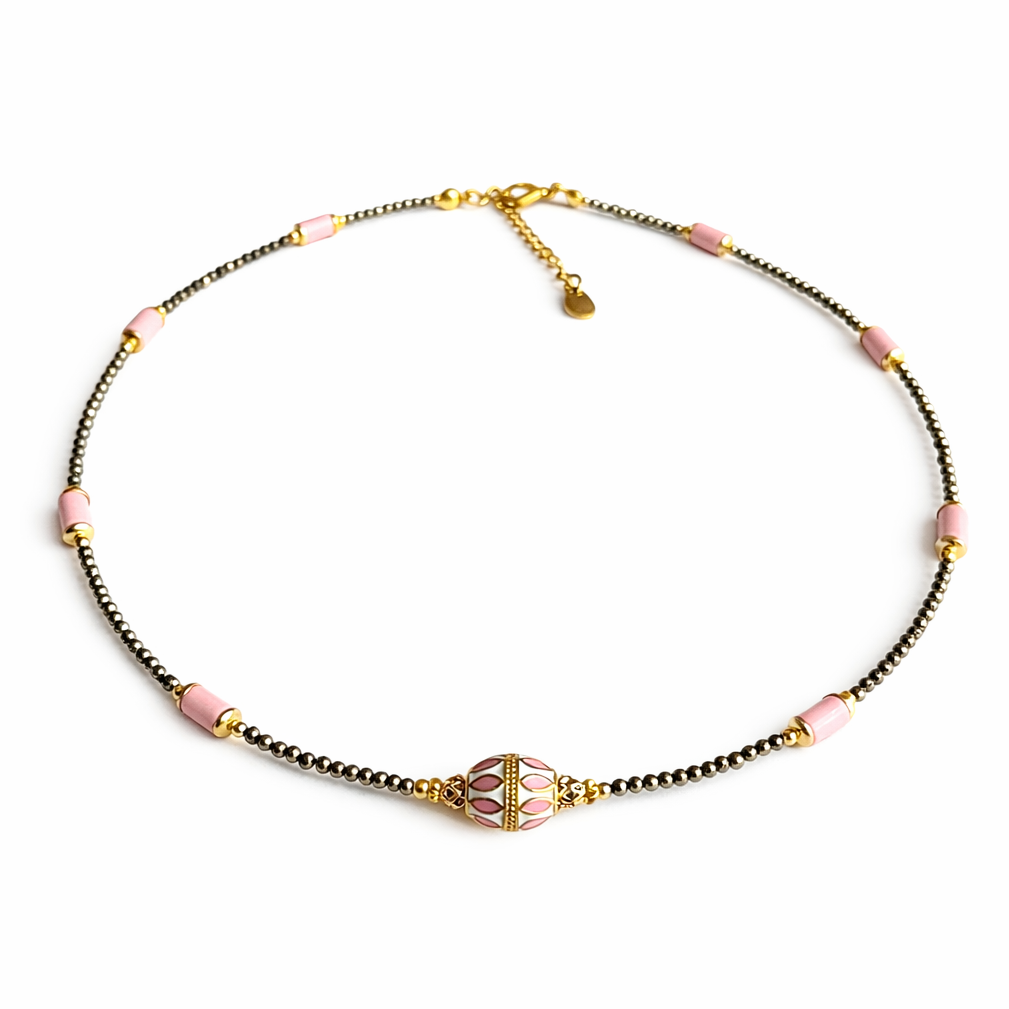 Détail perles collier Axelle Ravage Lisbon