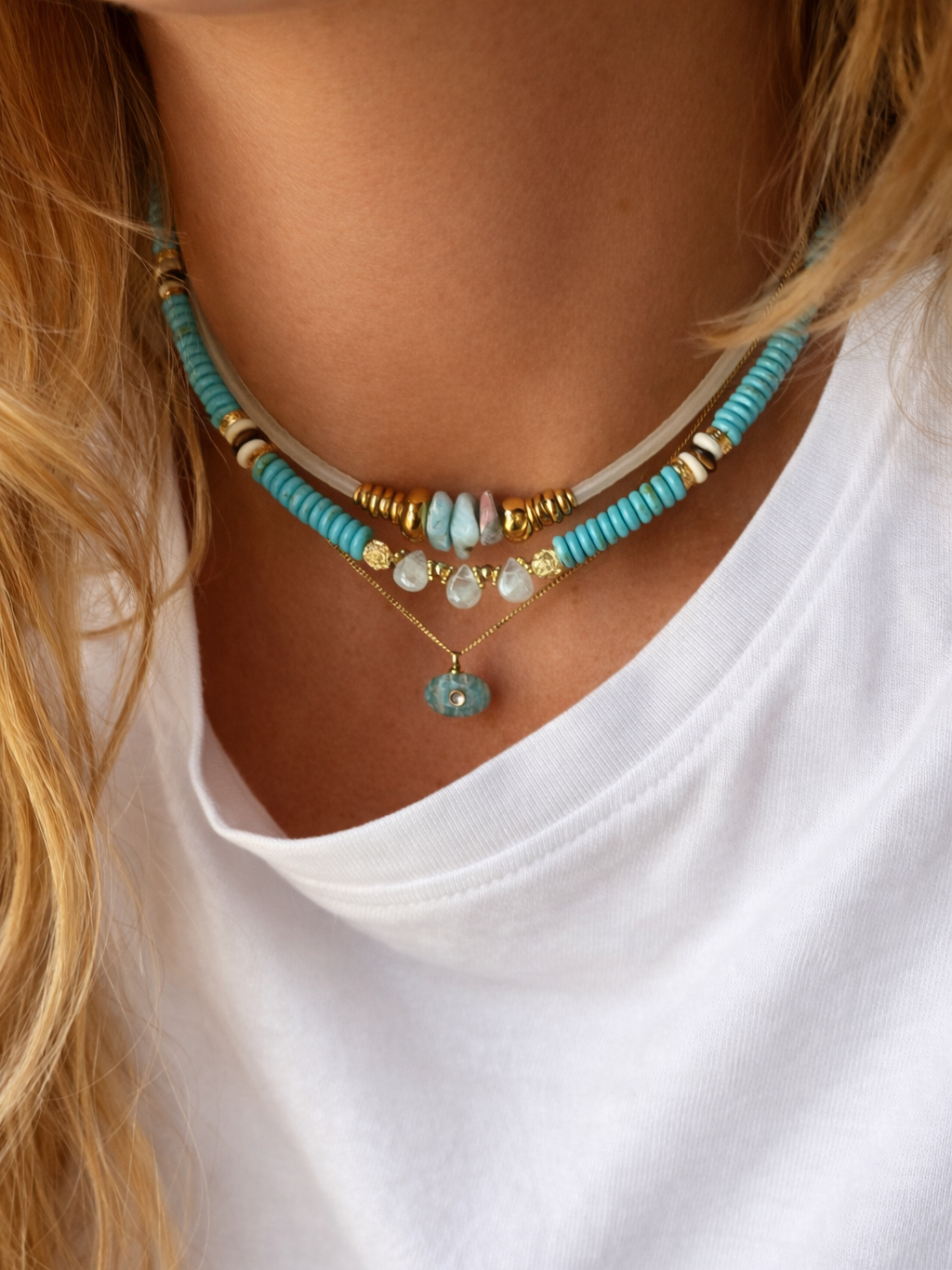 collier azure porté