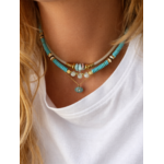 collier azure porté