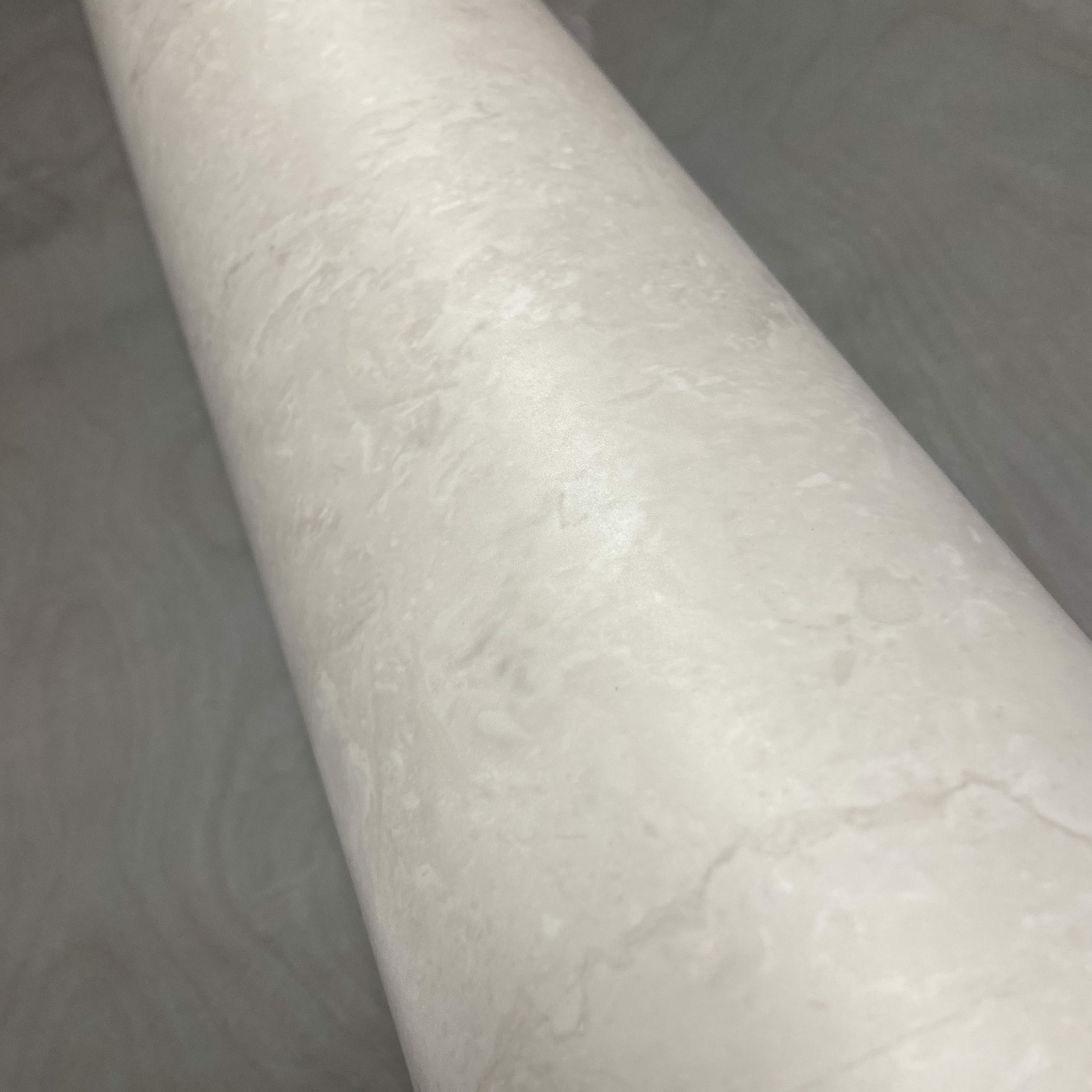 Adhesif-rouleau-effet-pierre-marbre-beige-crème-écru-clair-mur-meuble