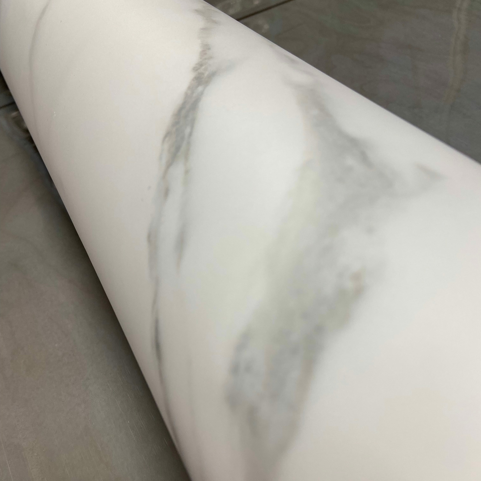 Film adhésif effet marbre blanc mat 122cmx100cm au mètre linéaire