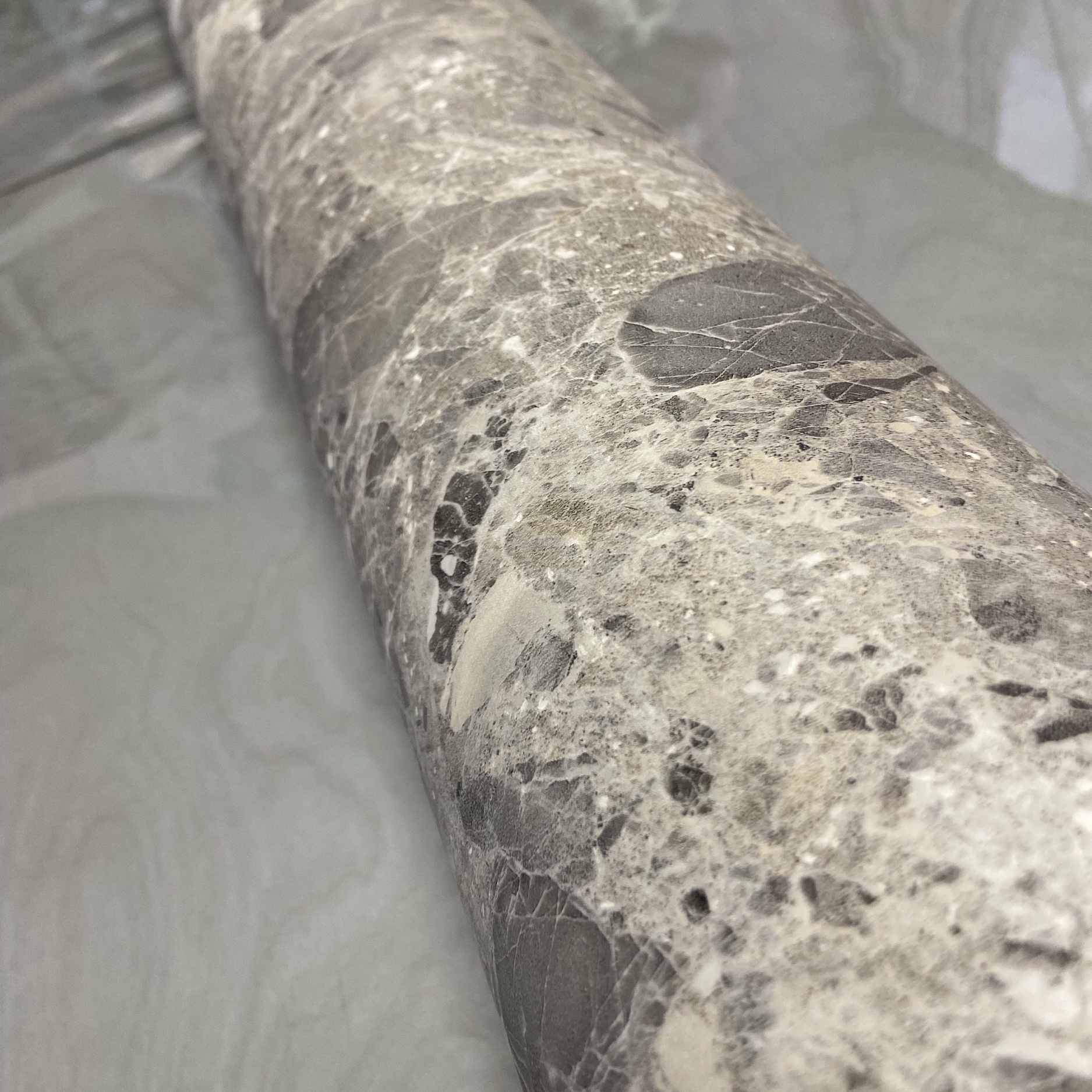 Adhesif-rouleau-effet-pierre-marbre-breche-gris-fonce-granite