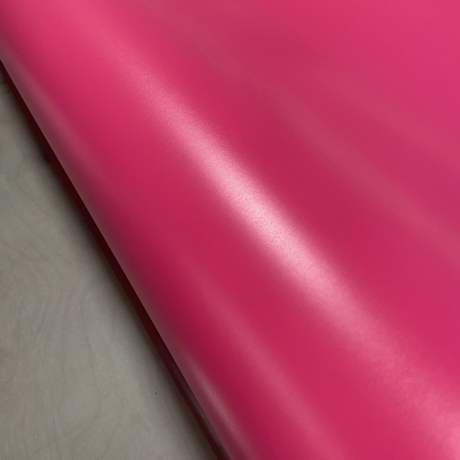 Adhesif-rouleau-couleur-uni-magenta-rose-mat