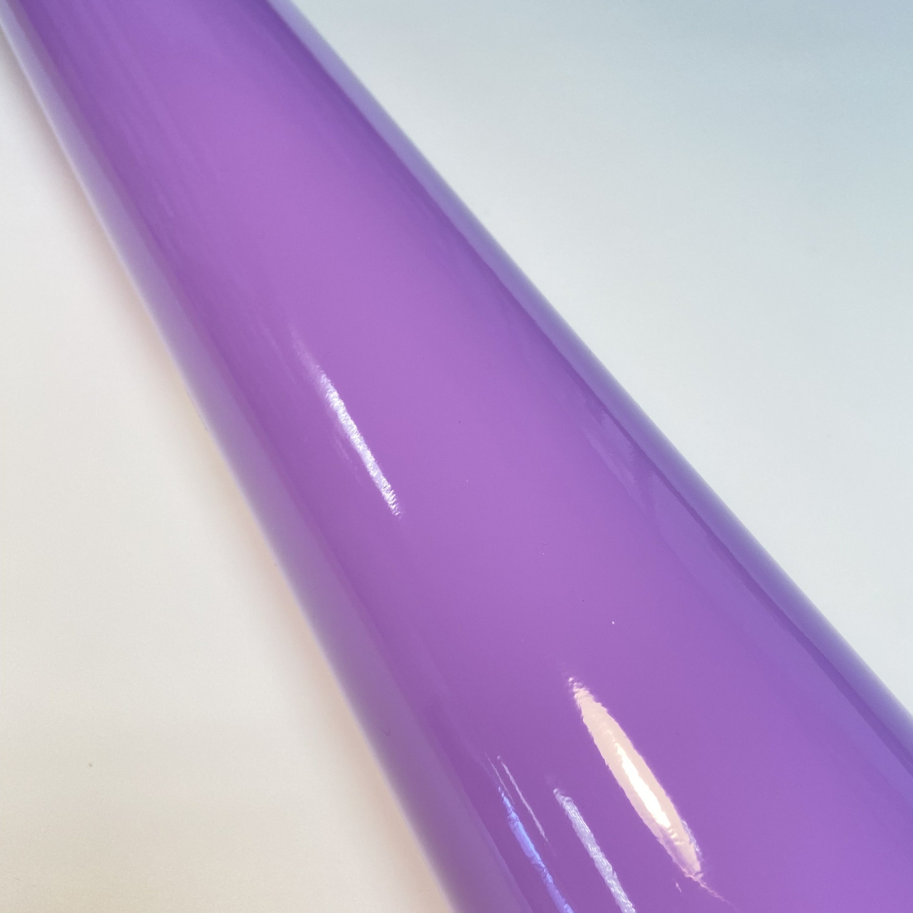 revetement-adhesif-violet-clair-lilas-lavande-brillant-laque-miroir