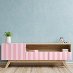 PP50-meuble-papier-peint-adhesif-decoratif-revetement-vinyle-rayures-rose-renovation-meuble-mur-min