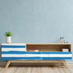 PP68-meuble-papier-peint-adhesif-decoratif-revetement-vinyle-motifs-rayures-verticale-peint-à-l’aquarelle-bleu-renovation-meuble-mur-min
