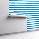 PP68-mur.rouleau-papier-peint-adhesif-decoratif-revetement-vinyle-motifs-rayures-verticale-peint-à-l’aquarelle-bleu-renovation-meuble-mur-min