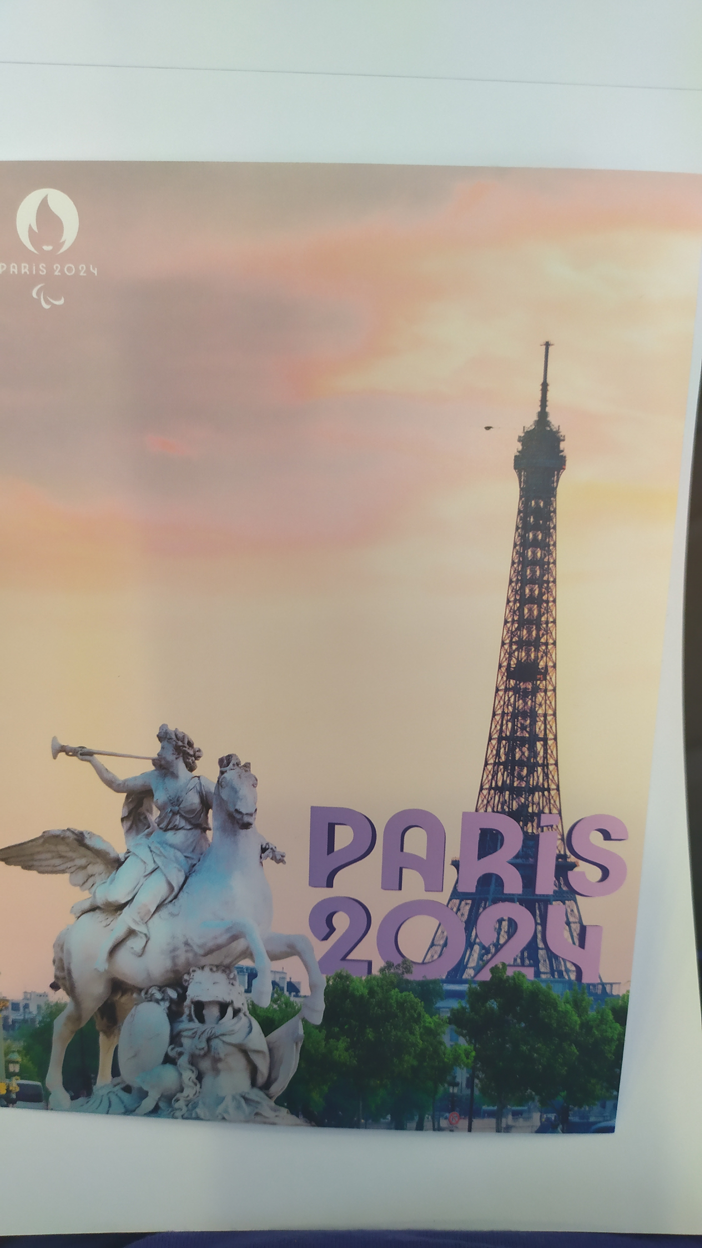 carte postale - statue de marbre + tour eiffel