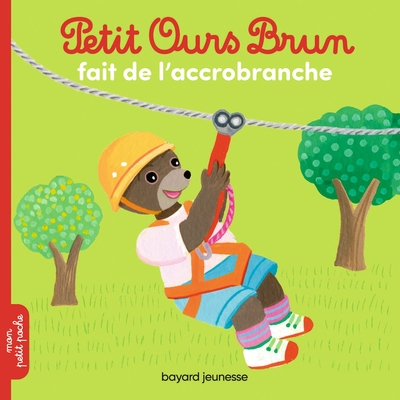 petit ours brun fait de laccrobranche