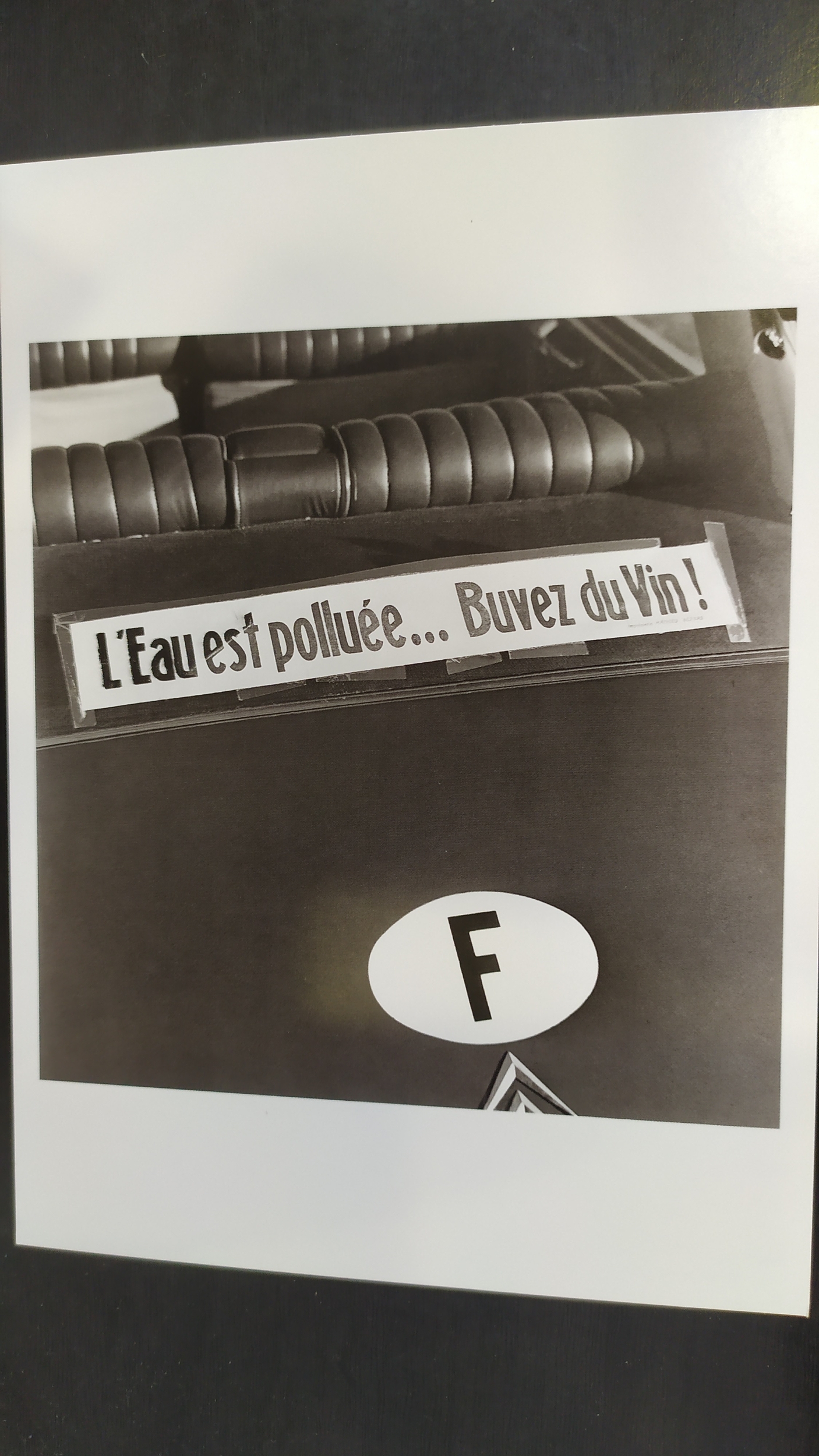 affiche humouristique à larrière dune voiture