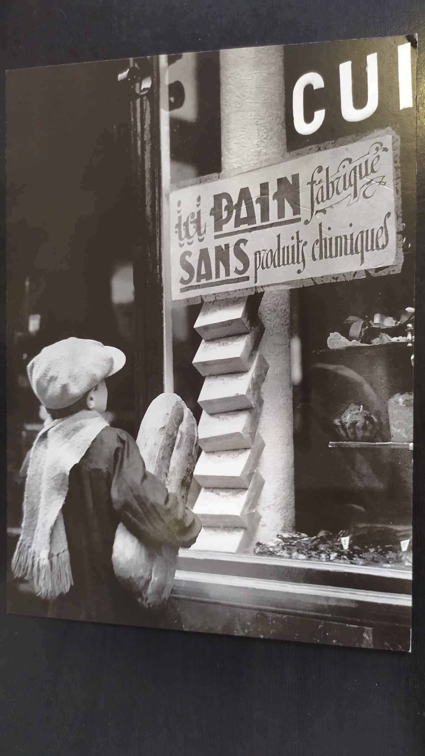 enfant devant une boulangerie