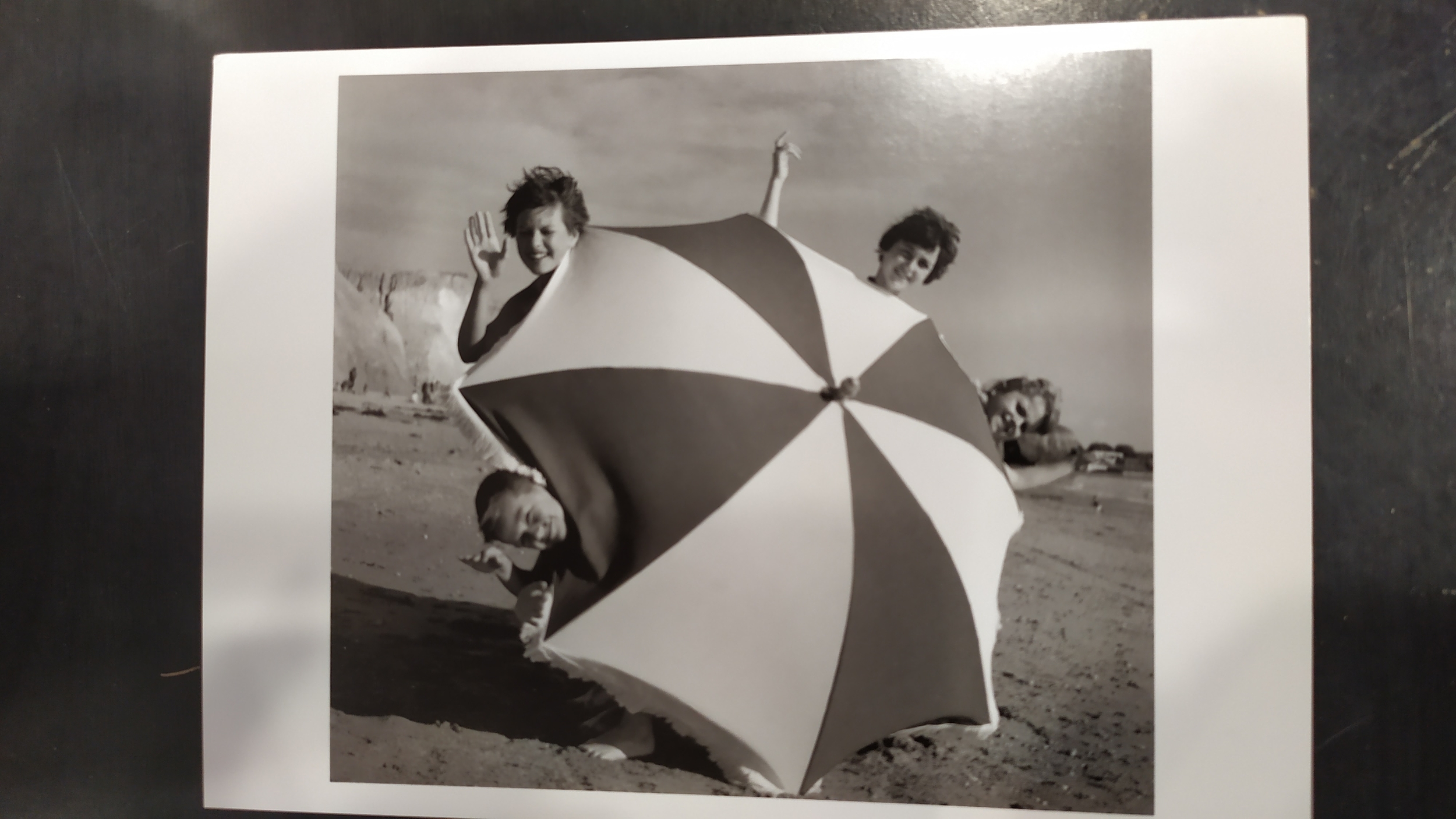 enfants autour du parasol
