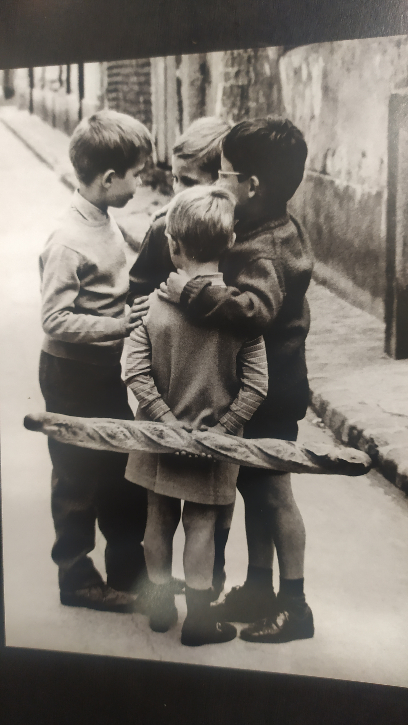 enfants discutant dans la rue
