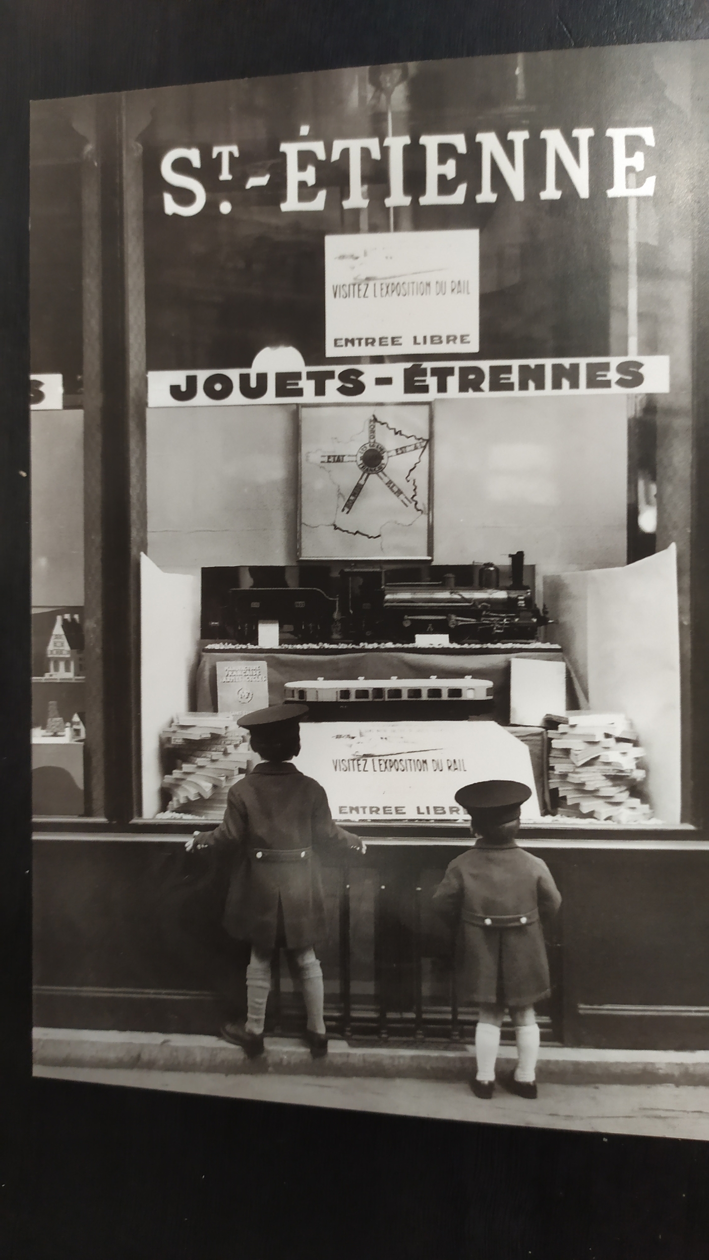 garçons devant vitrine de magasin