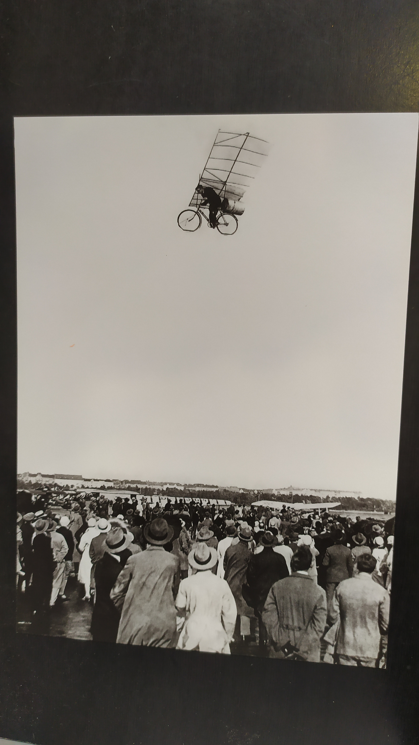 max wiedenhoft volant sur son vélo-fusée
