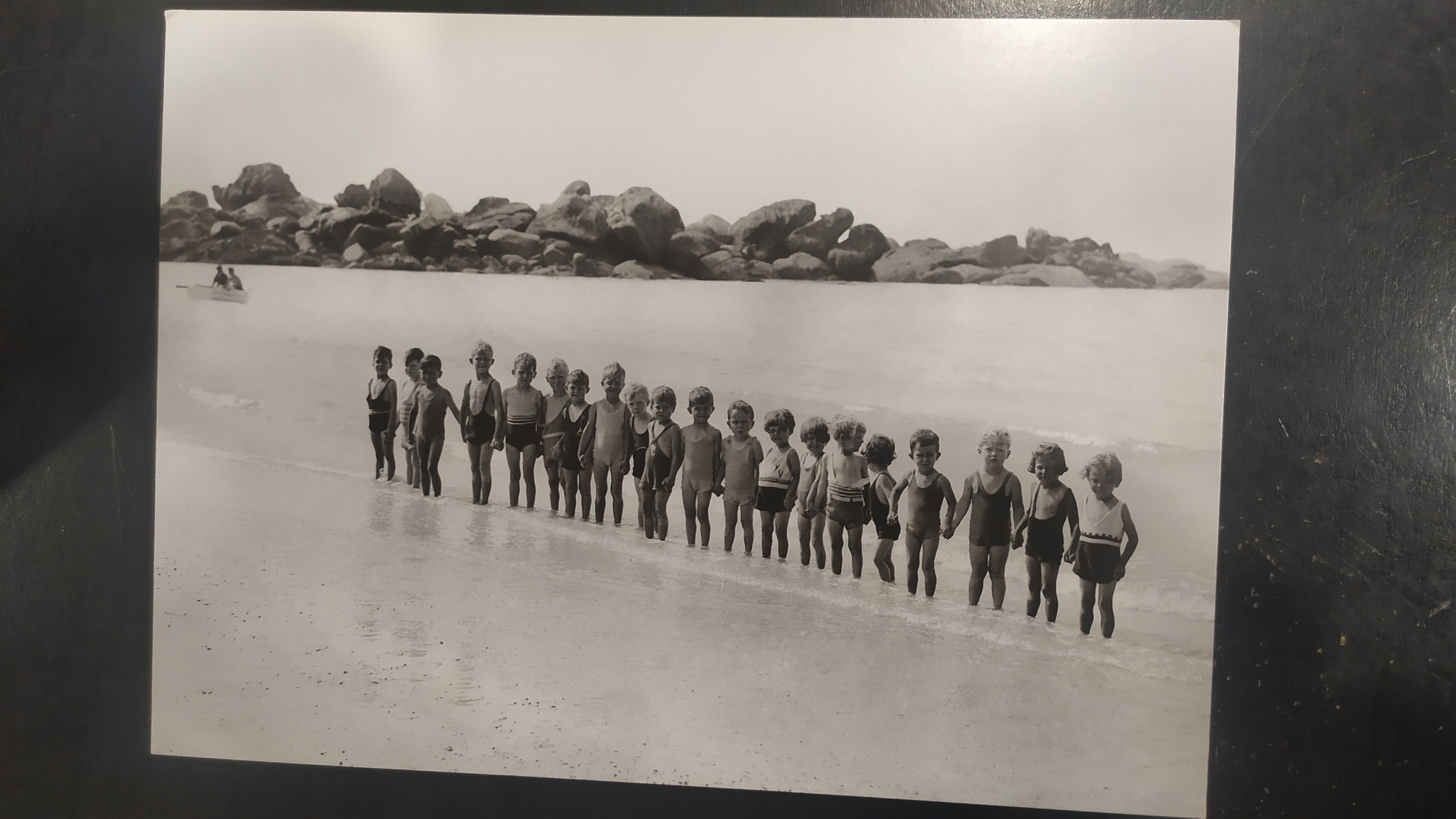 enfants au bord de la plage