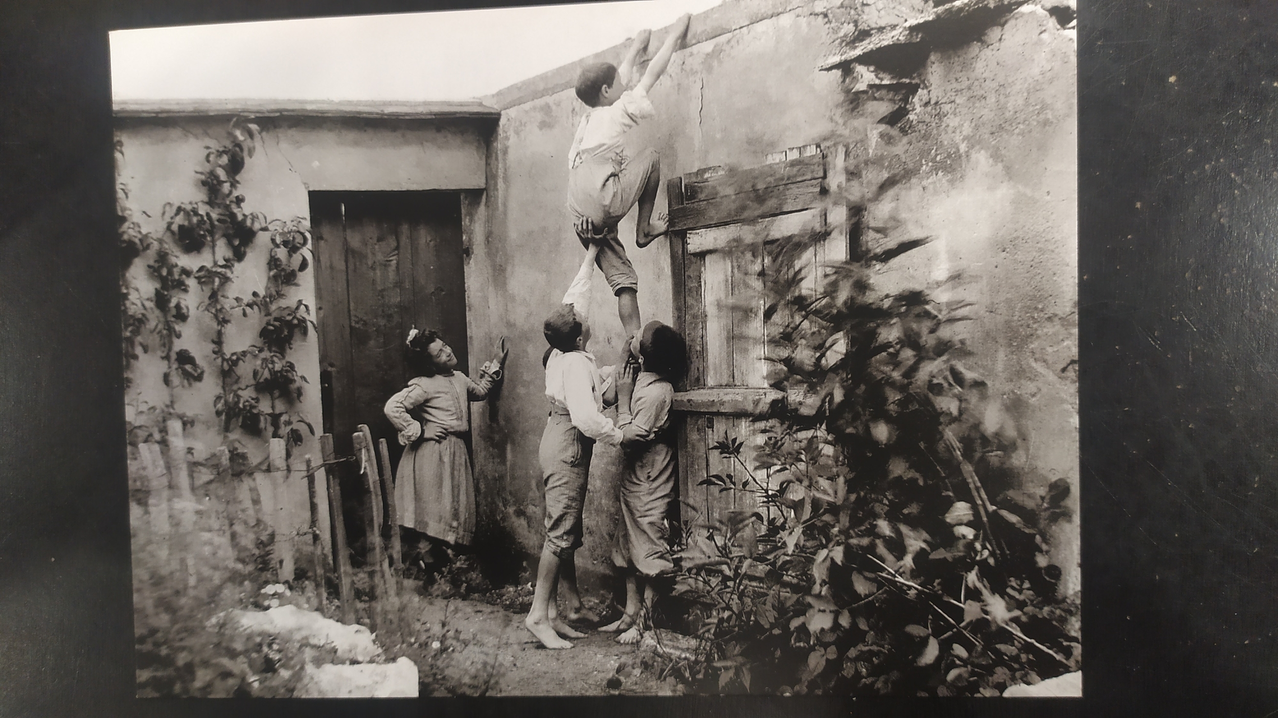 enfants escaladant mur