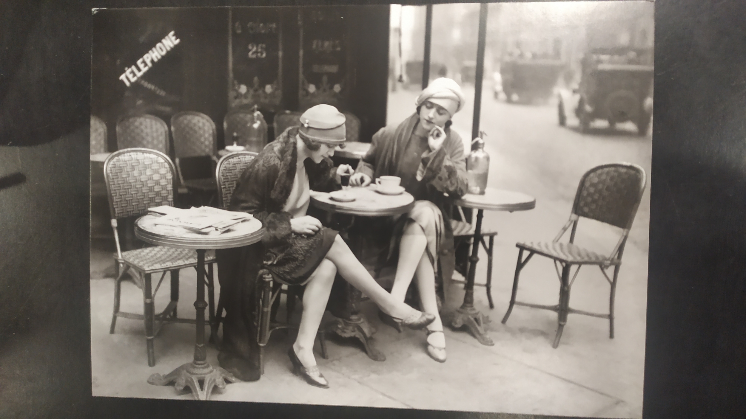 jeunes femme à une terrasse de café