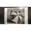 enfants autour du parasol