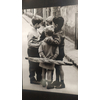 enfants discutant dans la rue