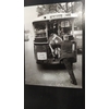 monsieur rentrant une vache dans un autobus