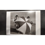 enfants autour du parasol