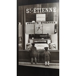 garçons devant vitrine de magasin