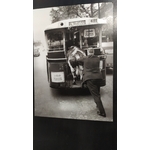 monsieur rentrant une vache dans un autobus