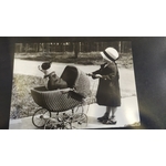 petite fille avec landau