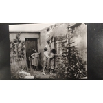 enfants escaladant mur