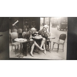 jeunes femme à une terrasse de café