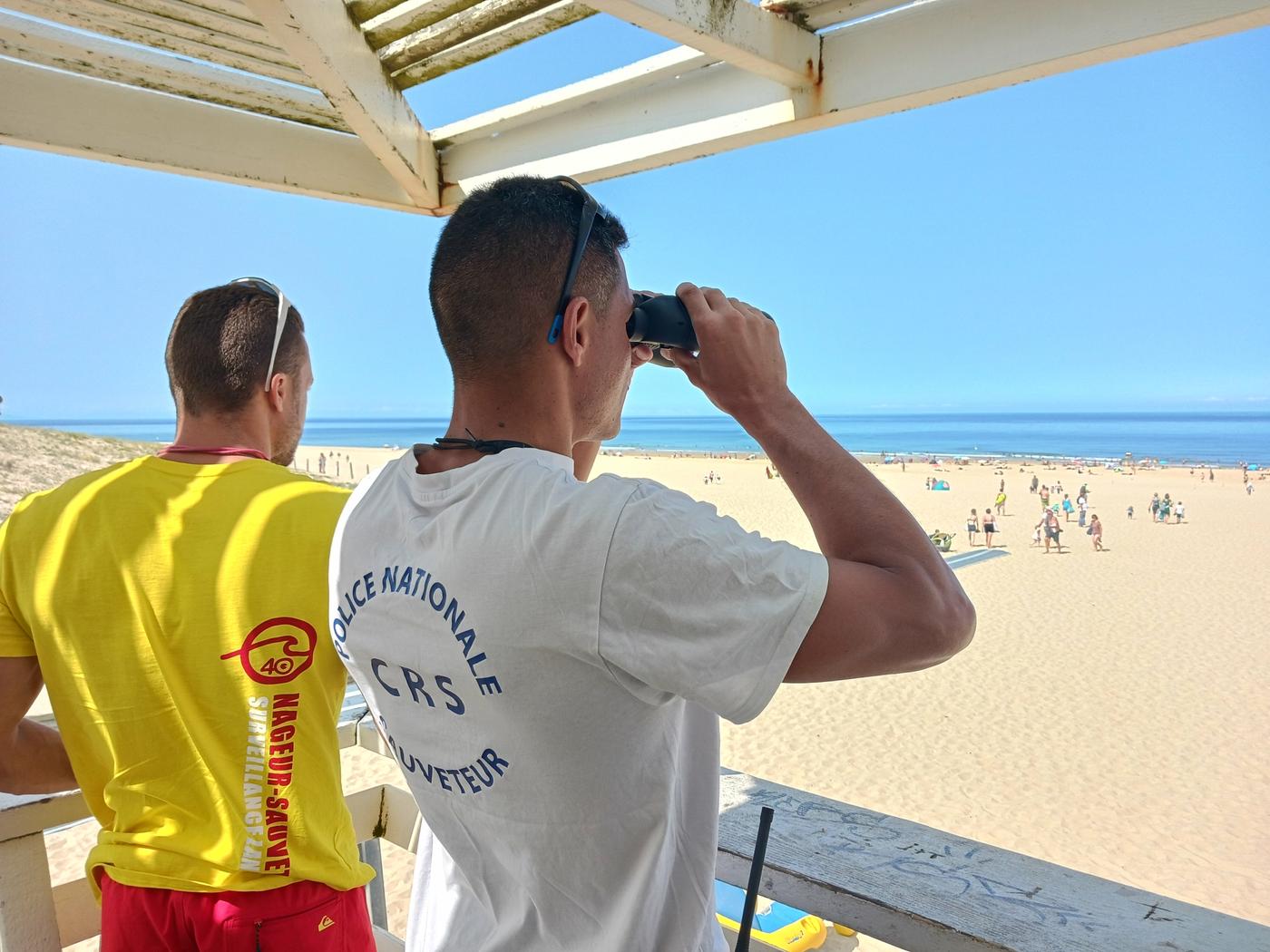 Sauveteurs surveillant une plage depuis un poste de secours