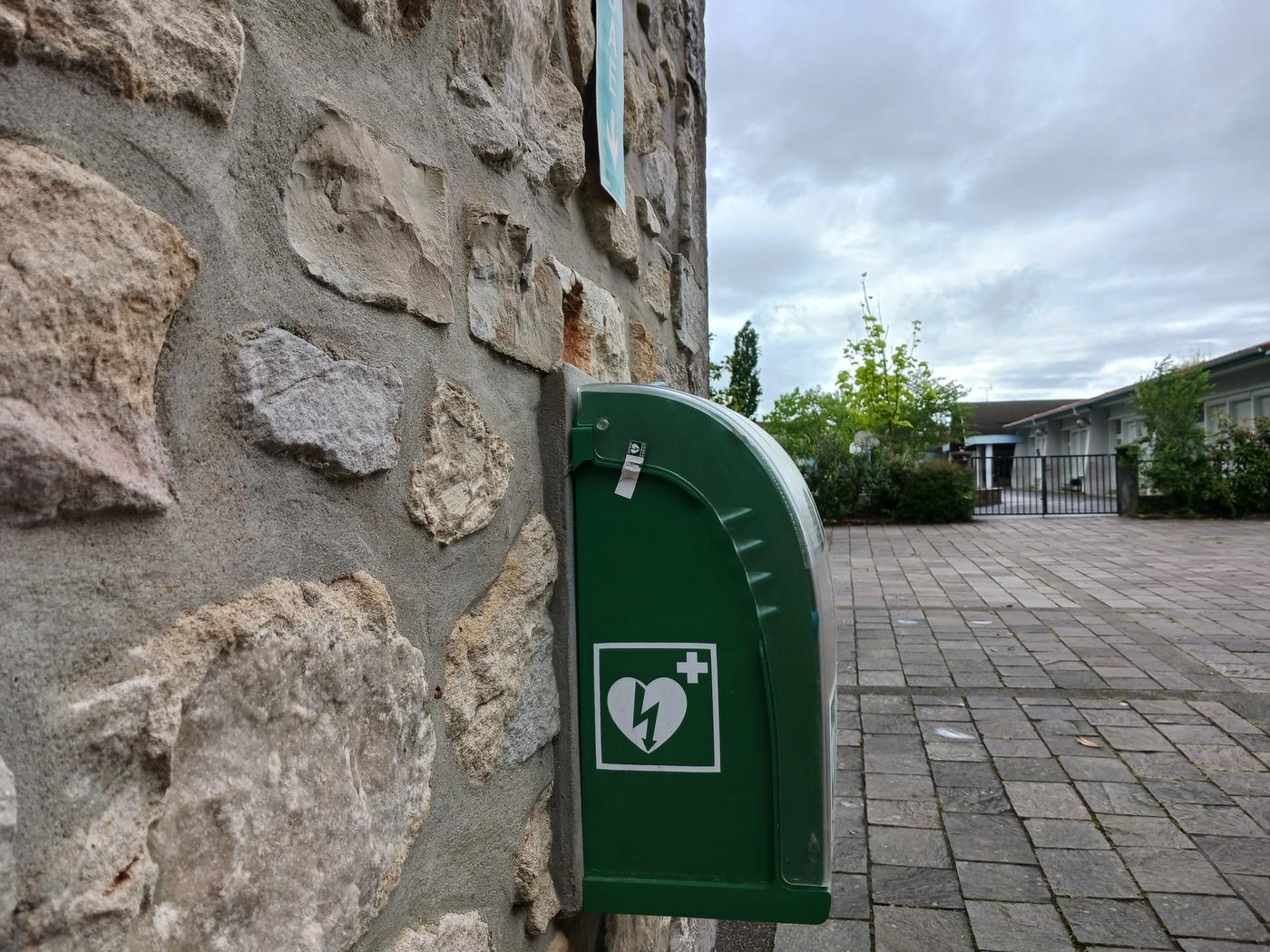 Défibrillateur dans une armoire murale extérieure