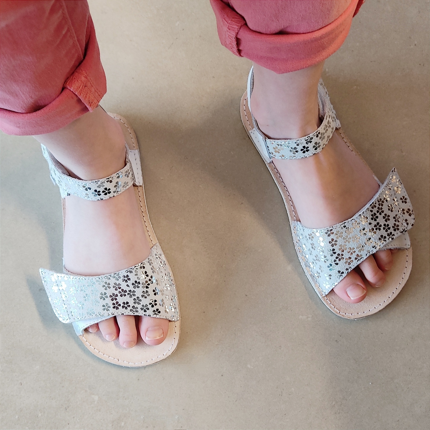 sandales barefoot Ok bare MIRRISA.I blanche à fleurs argentées sur la boutique Liberty Pieds-11