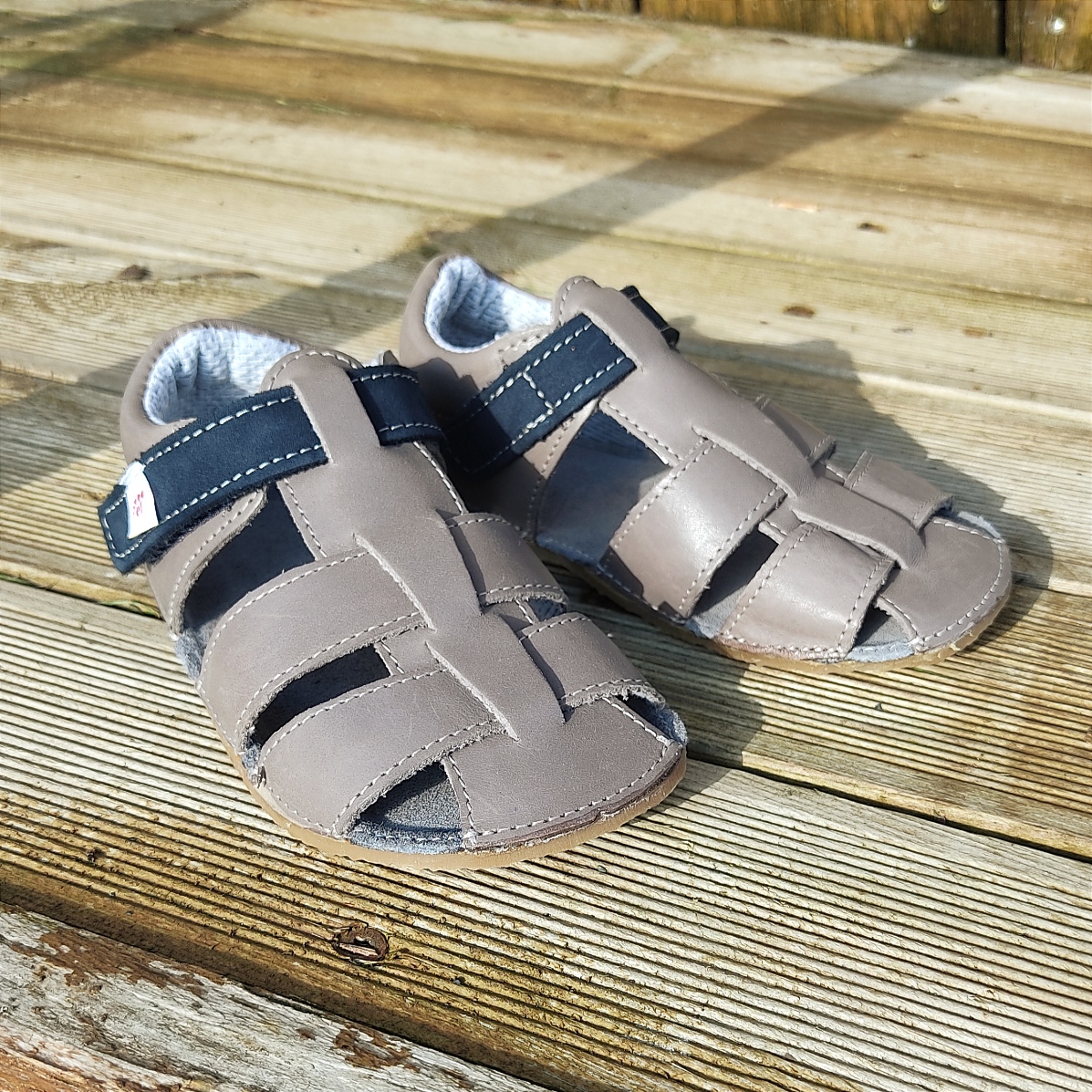 coloris sandales ef barefoot gris taupe sur le boutique liberty pieds